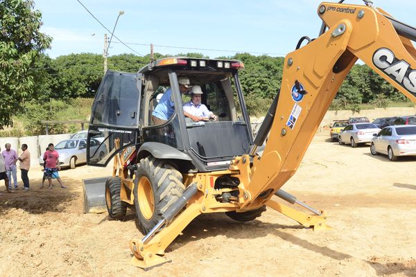 Prefeito dirige máquina usada na obra