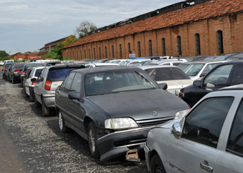 Carros apreendidos no Pátio Municipal para leião