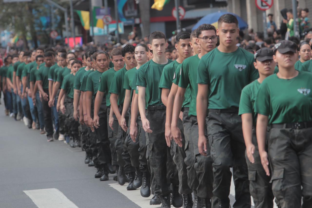 Representantes de diversas entidades desfilaram pela Glicério