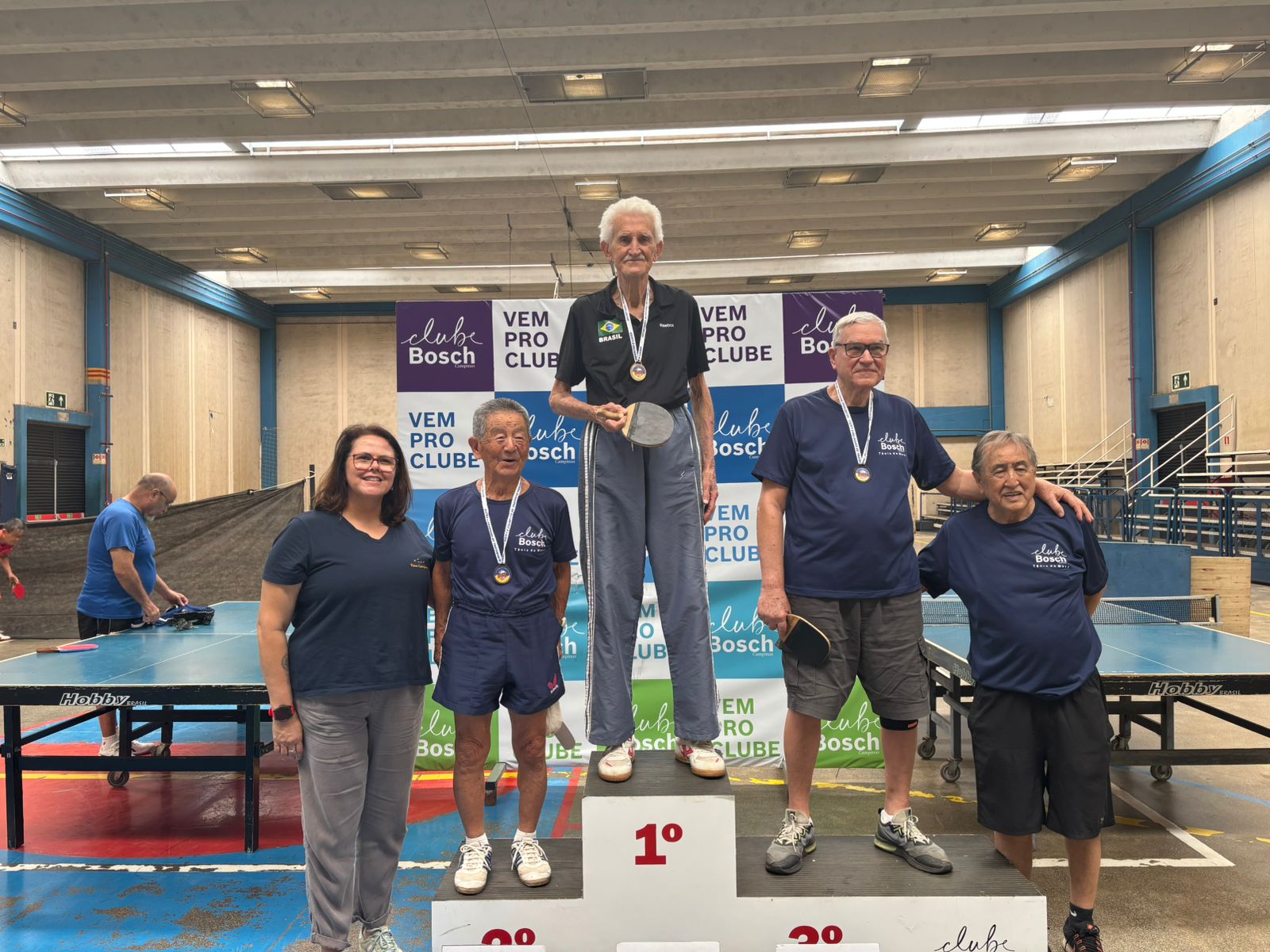 No alto do pódio, Nestor Schenkel, de 94 anos