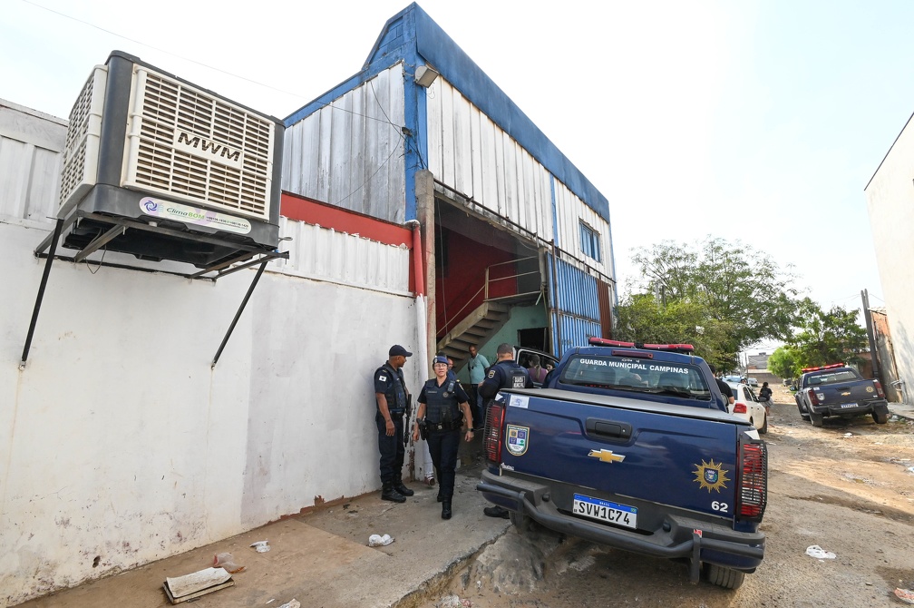 No barracão funcionava um centro clandestino de adulteração de rótulos e tampas, onde bebidas de baixo valor eram falsificadas como marcas de maior preço