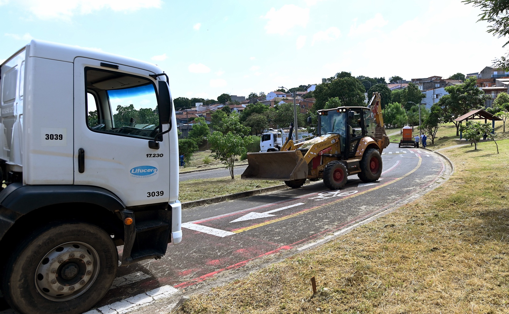 Roçadeiras, tratores e caminhões são utilizados nas ações 