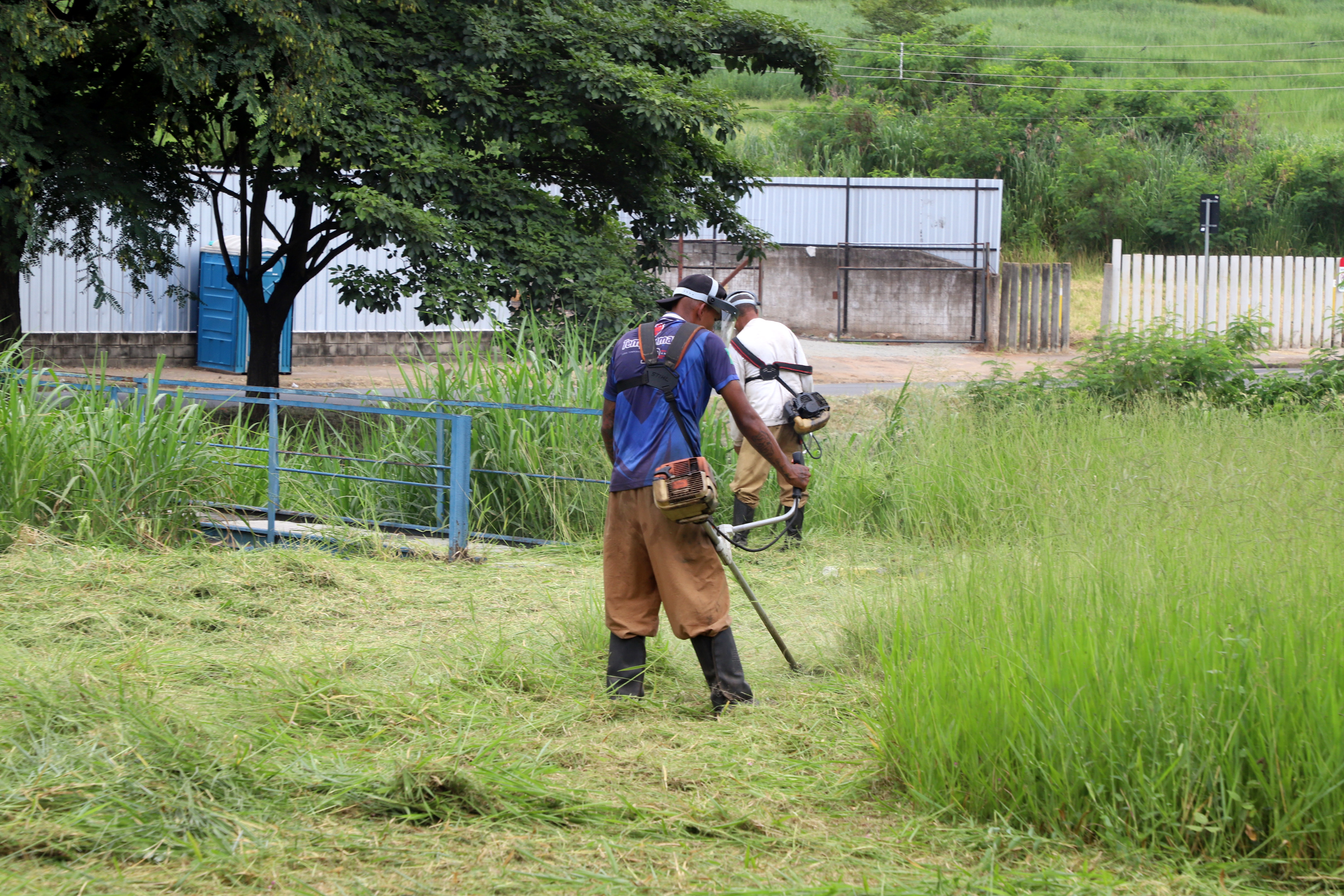 Diversas praças e canteiros centrais receberam serviços 