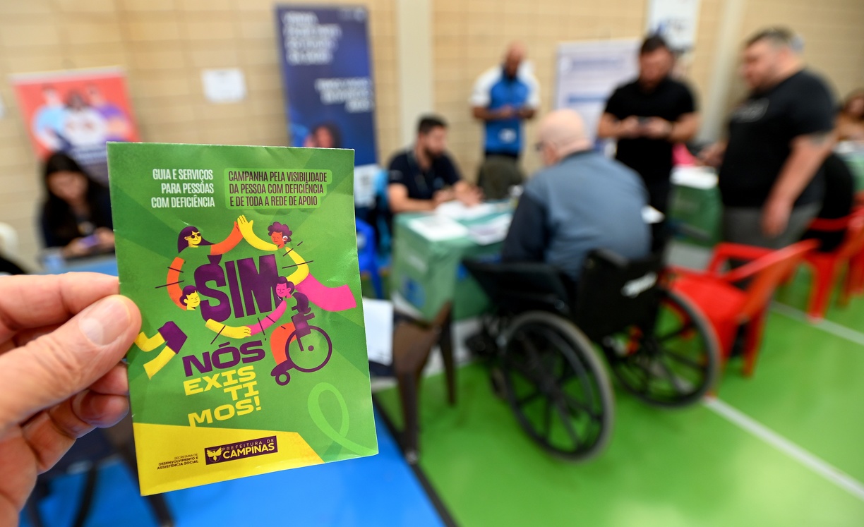 Para garantir acessibilidade, o evento contou com intérpretes de Libras, disponibilizados pela Central de Interpretação de Libras em parceria com a Secretaria de Desenvolvimento e Assistência Social