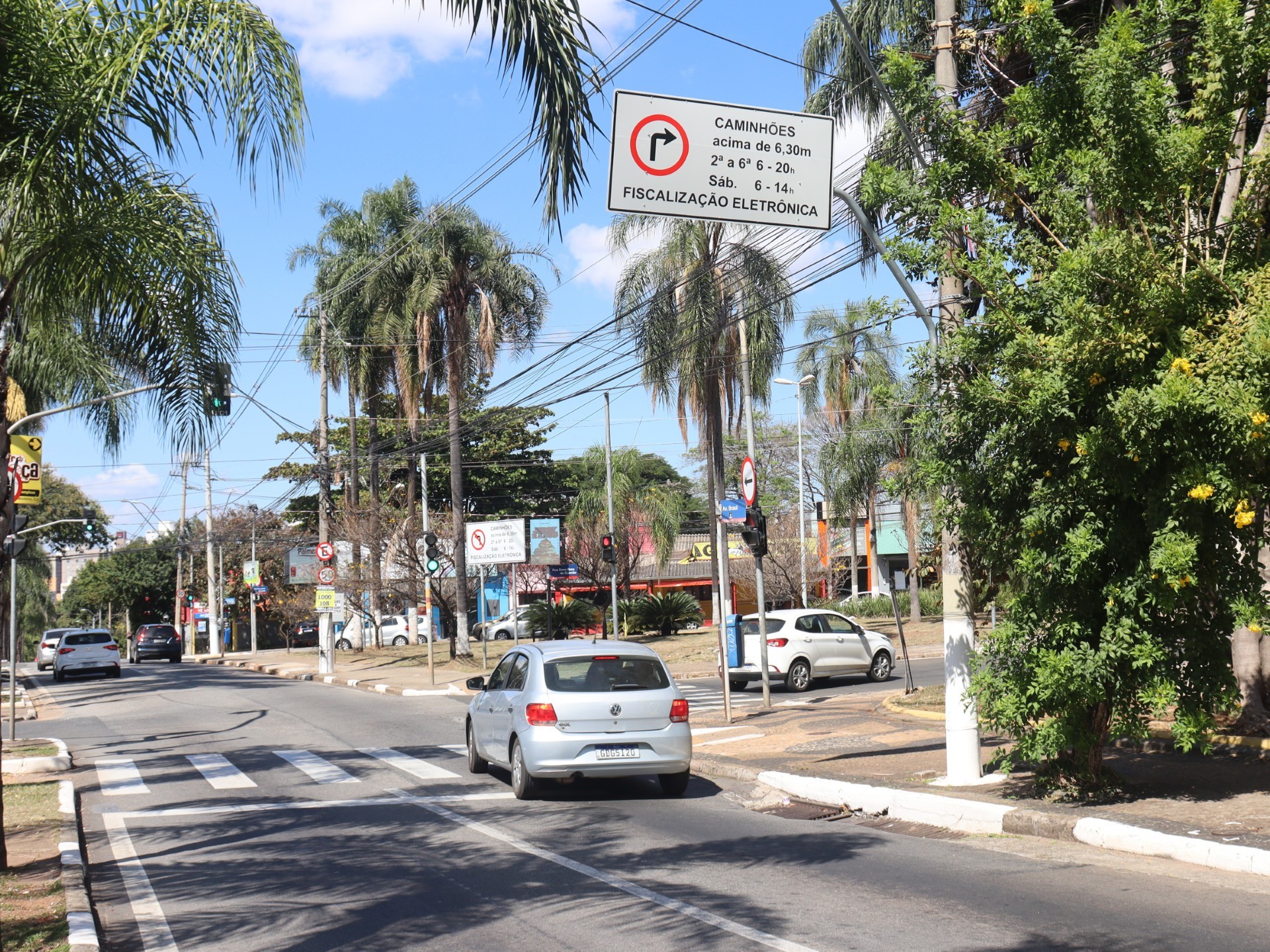 Ação tem foco na segurança viária e busca evitar a entrada irregular de veículos de cargas em áreas com restrição de circulação