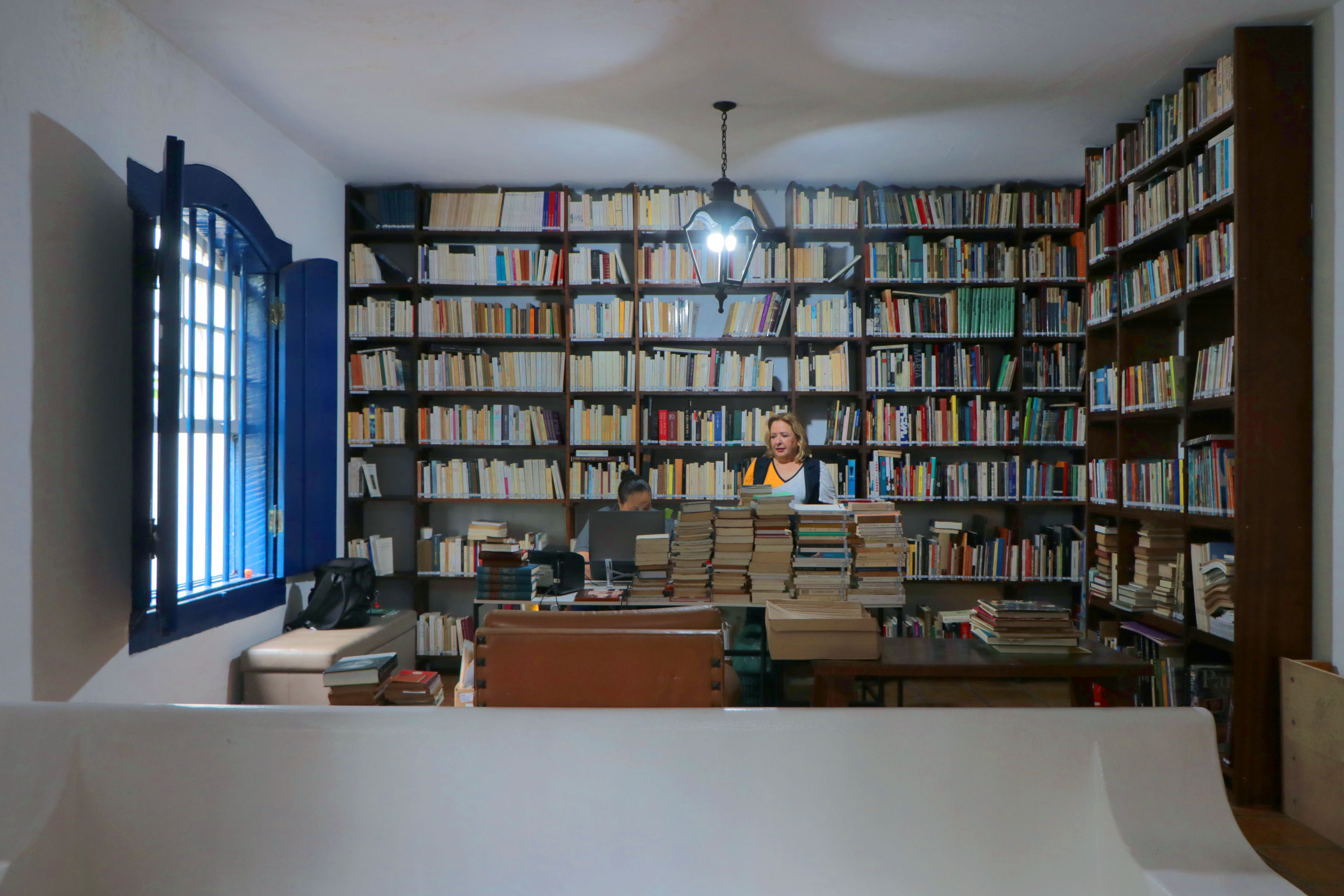 O espaço abriga a Biblioteca Ipê Amarelo, que reúne mais de oito mil exemplares