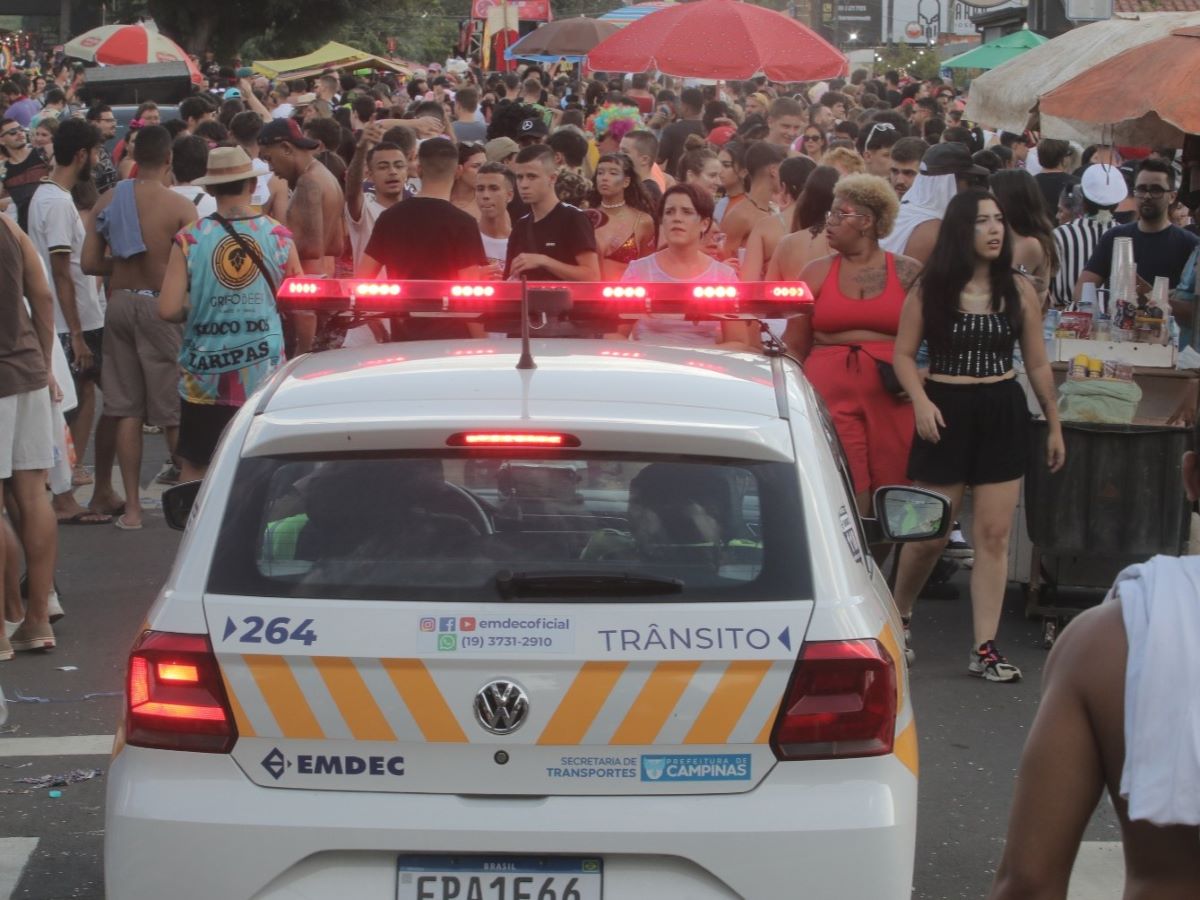 Acompanhamento pela Emdec, que estabelece interdições e desvios, permite desfile seguro para os foliões
