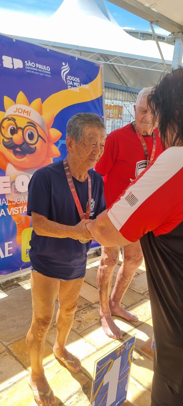 Aos 91 anos, Shimizu é colecionador de medalhas 