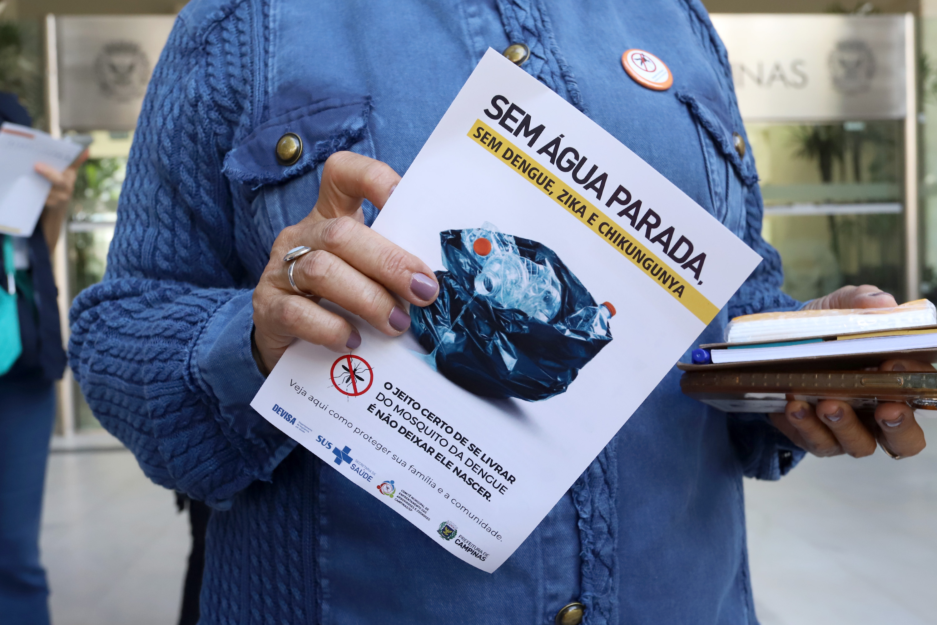 Grupo percorre os órgãos da Prefeitura conscientizando os servidores e retirando material que possa virar criadouro do mosquito