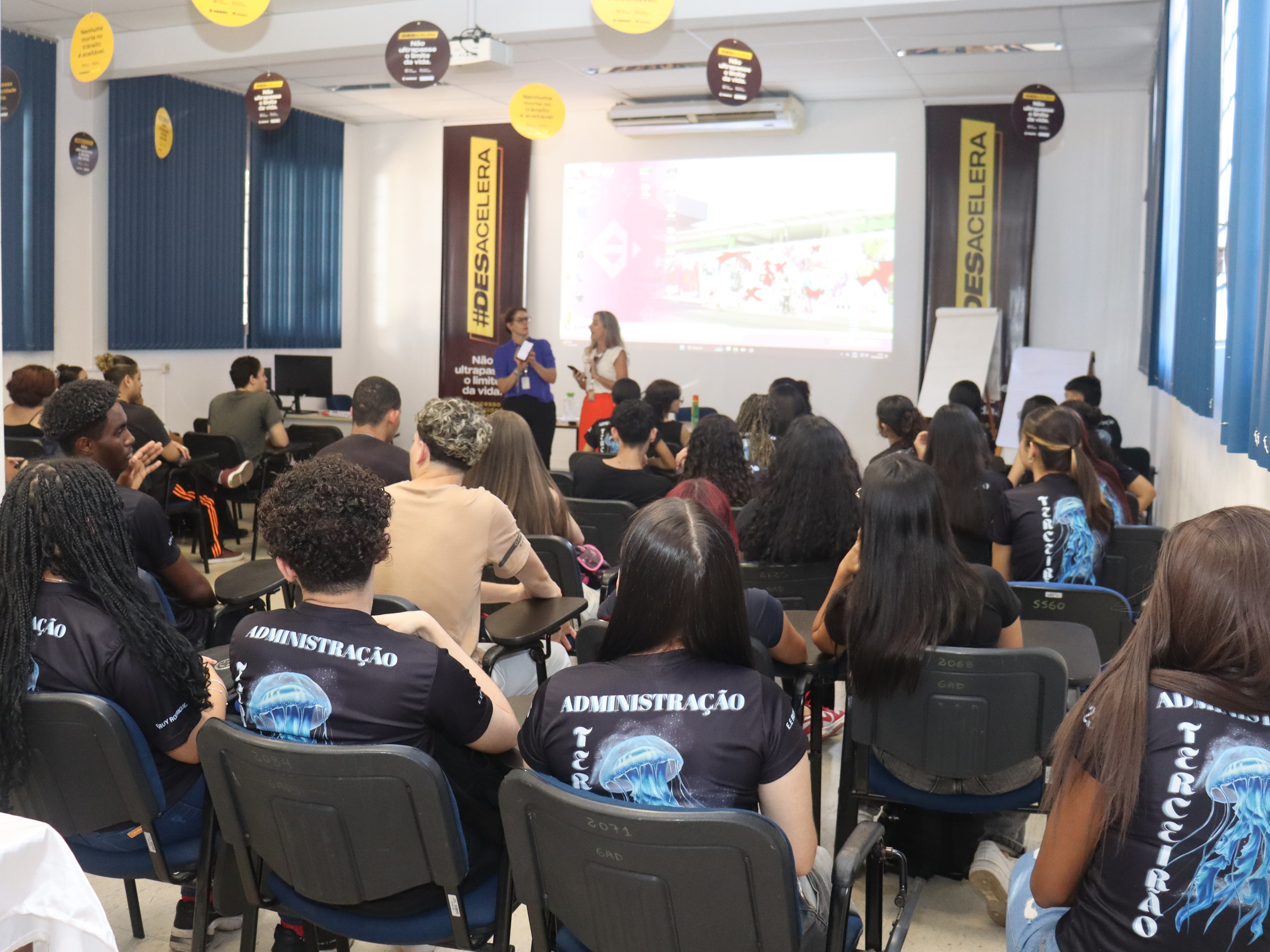 Grupo assistiu a uma apresentação institucional da empresa na Sala de Treinamento