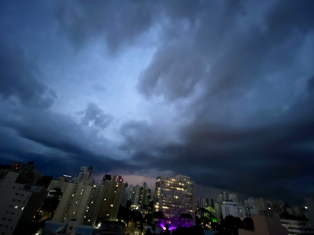 Confira os alertas da Defesa Civil e veja telefones para buscar ajuda