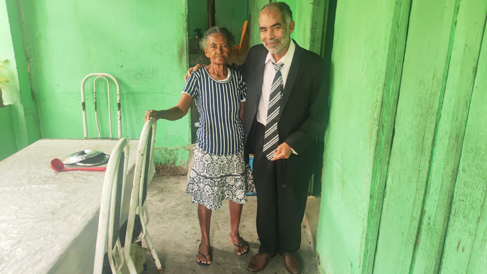 Dona Zênite, a mãe, e Genivaldo em seu terno novo