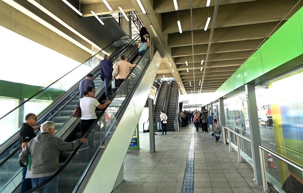 Passageiros circulam no Terminal do BRT no distrito do Ouro Verde