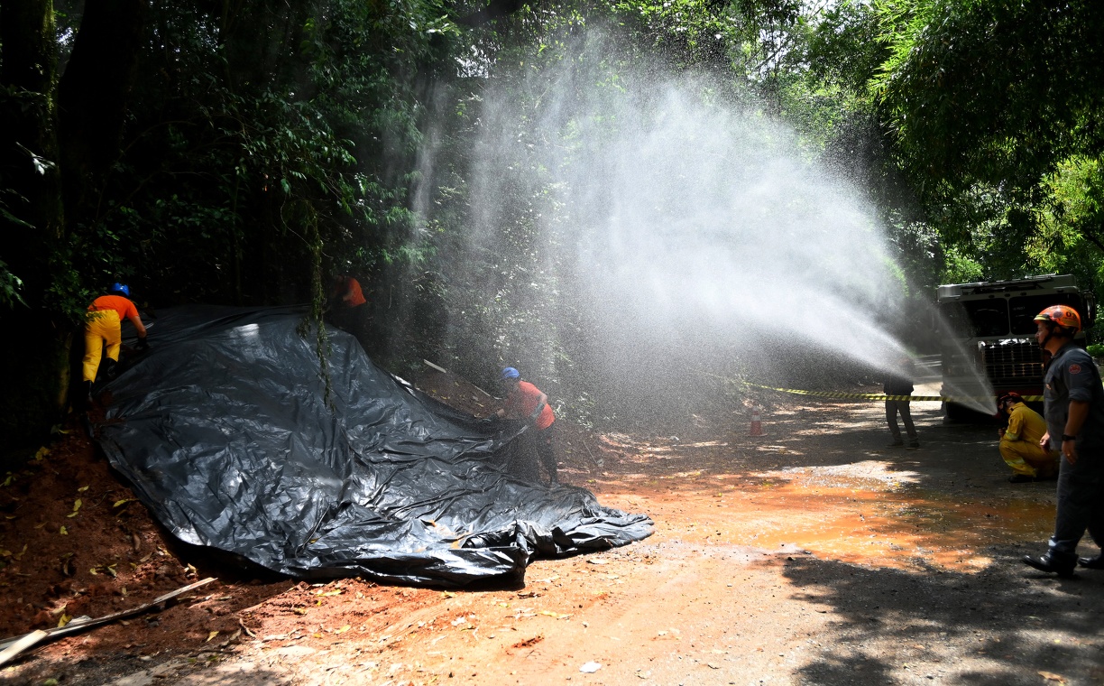 Treinamento contou até com chuva simulada, para mostrar na prática como é lidar com o resgate em terreno encharcado