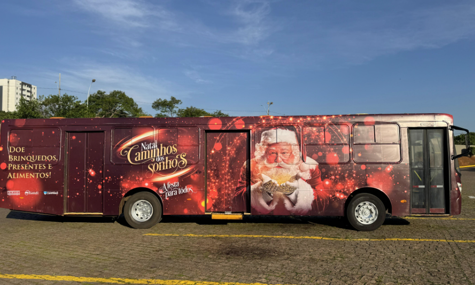Ônibus natalino já está sendo preparado para receber as doações no Largo da Catedral 
