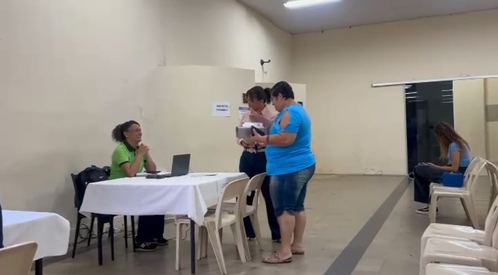 Os candidatos entregaram currículos e ouviram palestra sobre mercado de trabalho