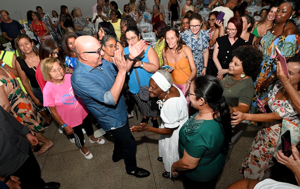 Músicas gravadas na memória embalaram os passos de dança