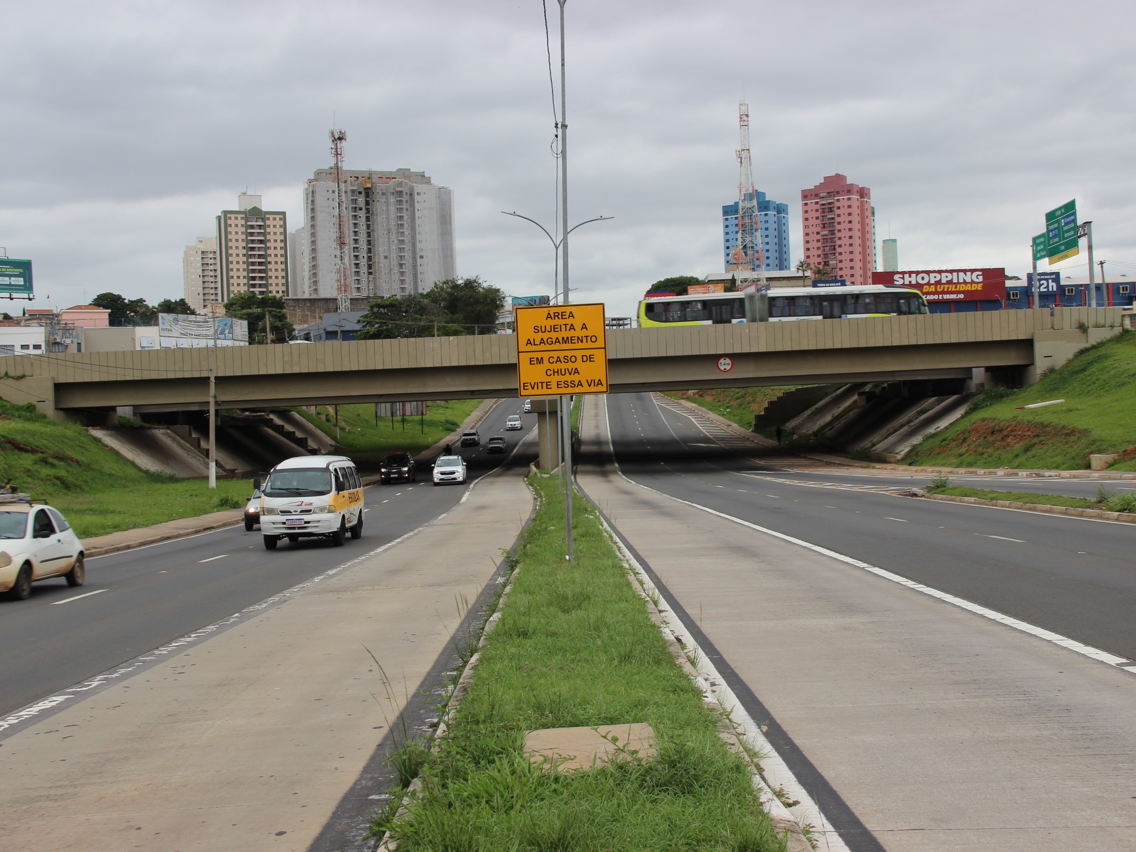 O eixo da avenida John Boyd Dunlop/rodovia Anhanguera também recebeu painel com os avisos