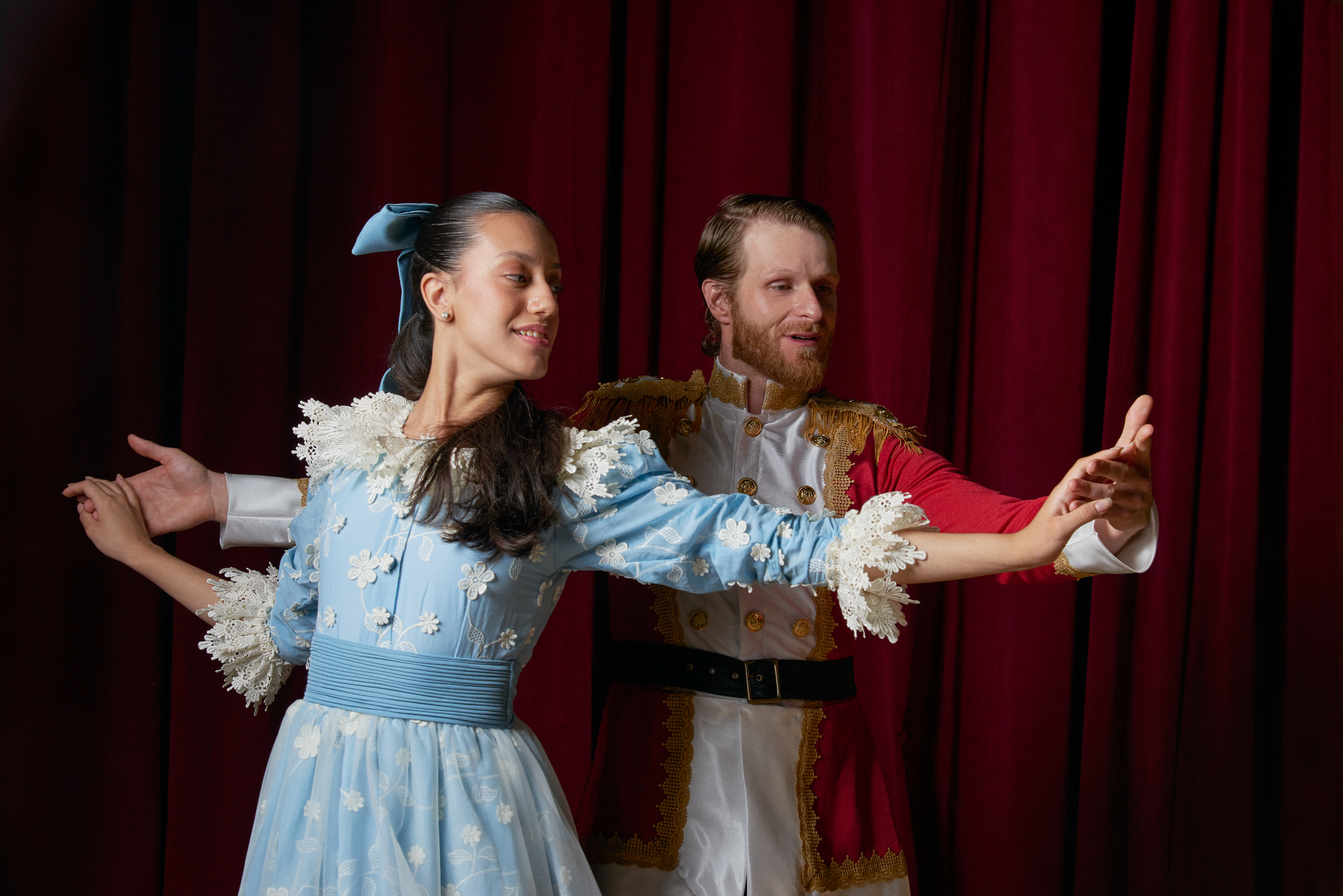 Espetáculo acompanha a protagonista Clara em uma jornada de magia na noite de Natal