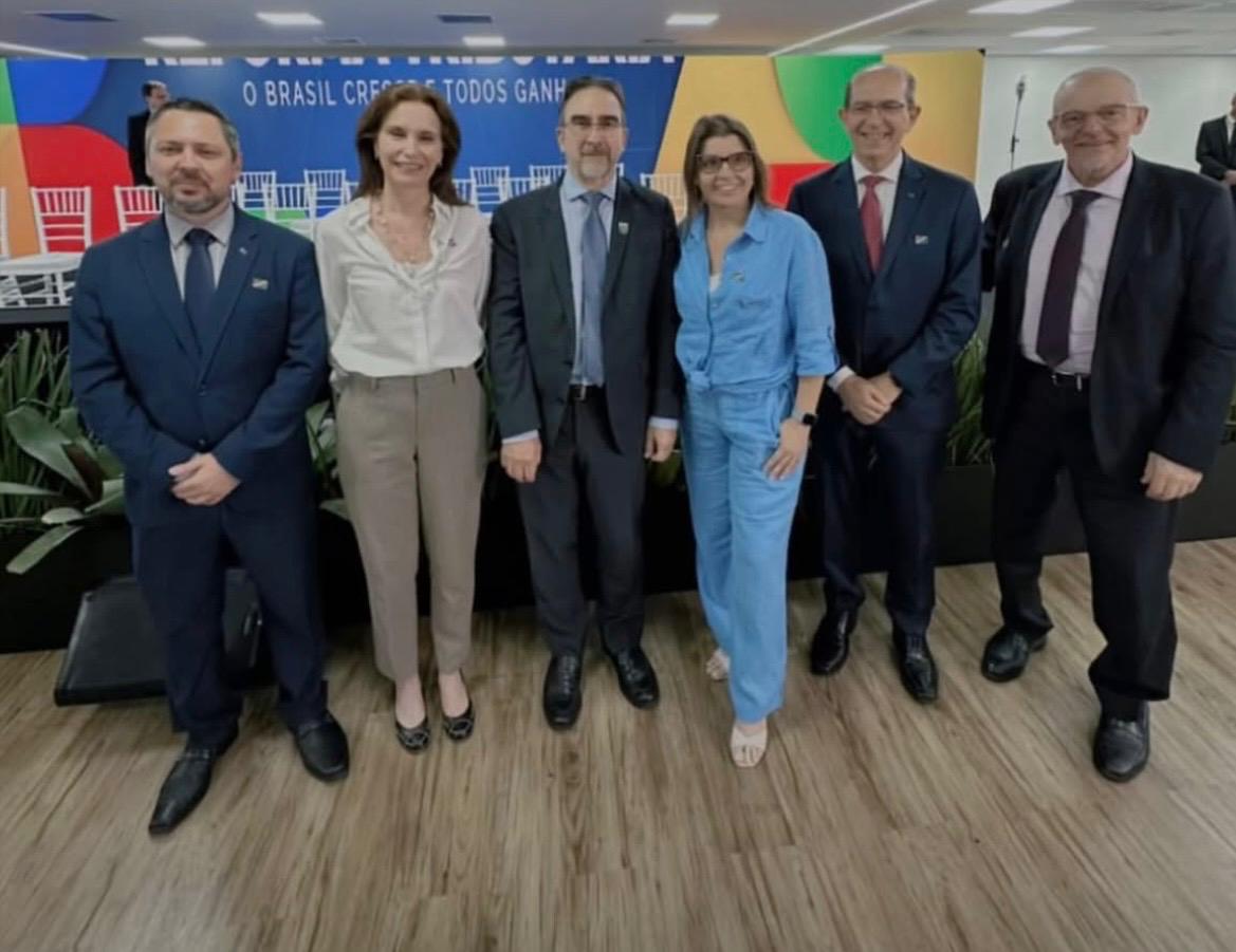 O secretário de Finanças de Campinas, Aurílio Caiado (de gravata vermelha), participou da solenidade de assinatura da Reforma Tributária