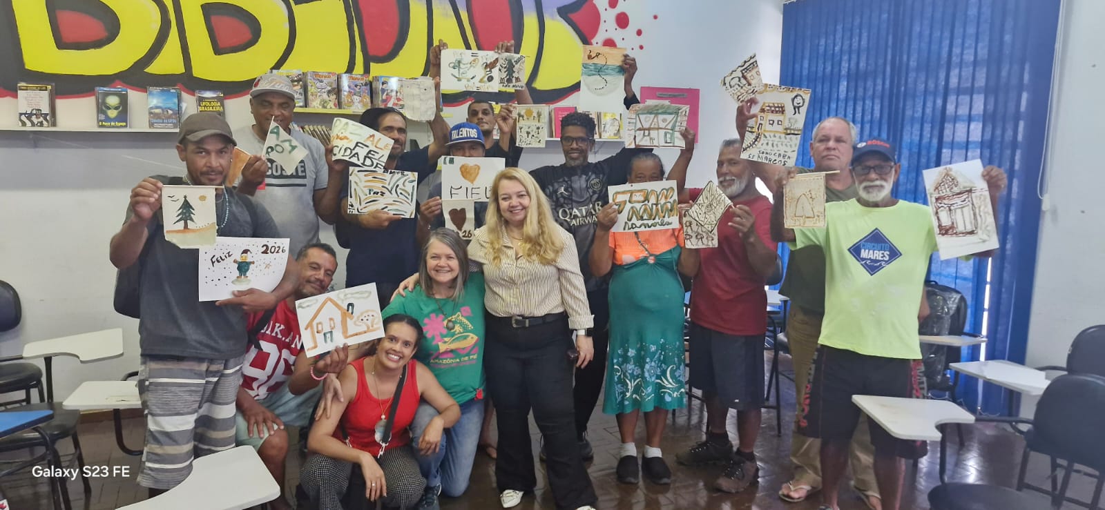 Usuários, trabalhadores do local e artista que conduziu a atividade