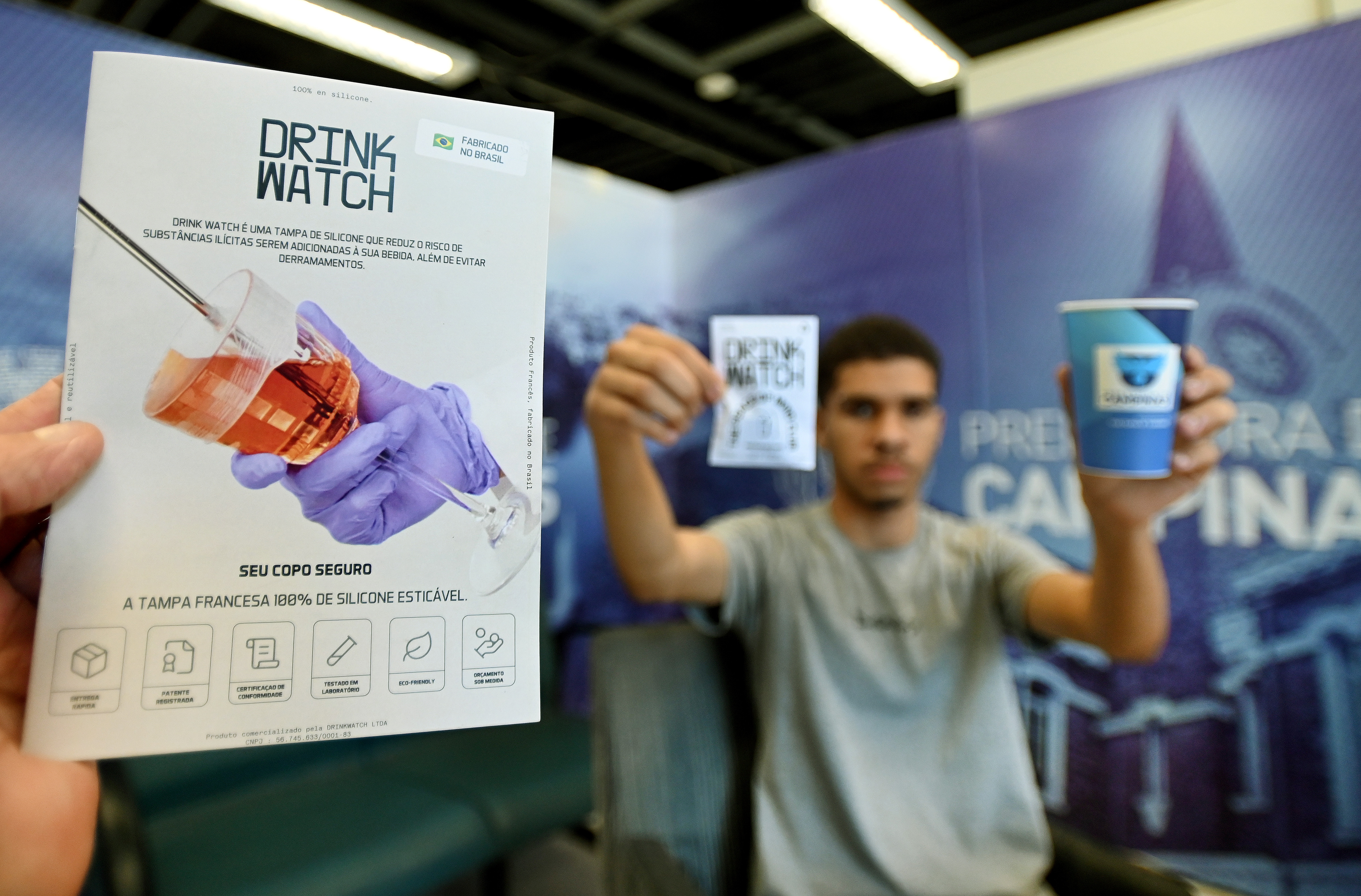 O protetor impede a introdução de substâncias ilícitas no copo de bebida e também evita o derramamento