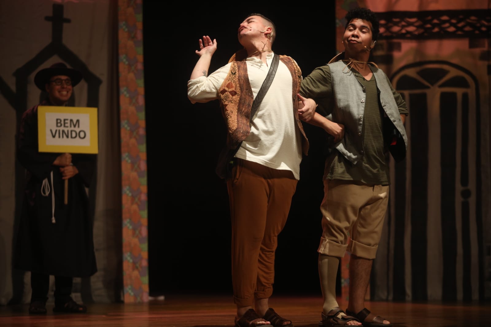 Chicó e João Grilo desfilam suas peripécias pelo palco