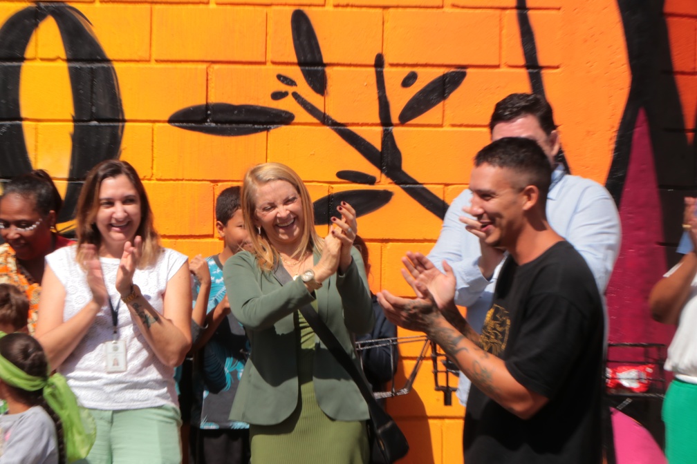 A secretária Alexandra Caprioli, de Cultura (ao centro, de verde), e TZ, autor da obras