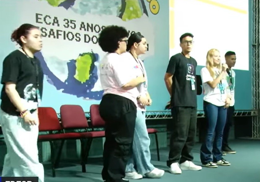 Caio Coutinho (de camiseta preta), bolsista do programa Juventude Conectada, de Campinas, apresentou a proposta da cidade