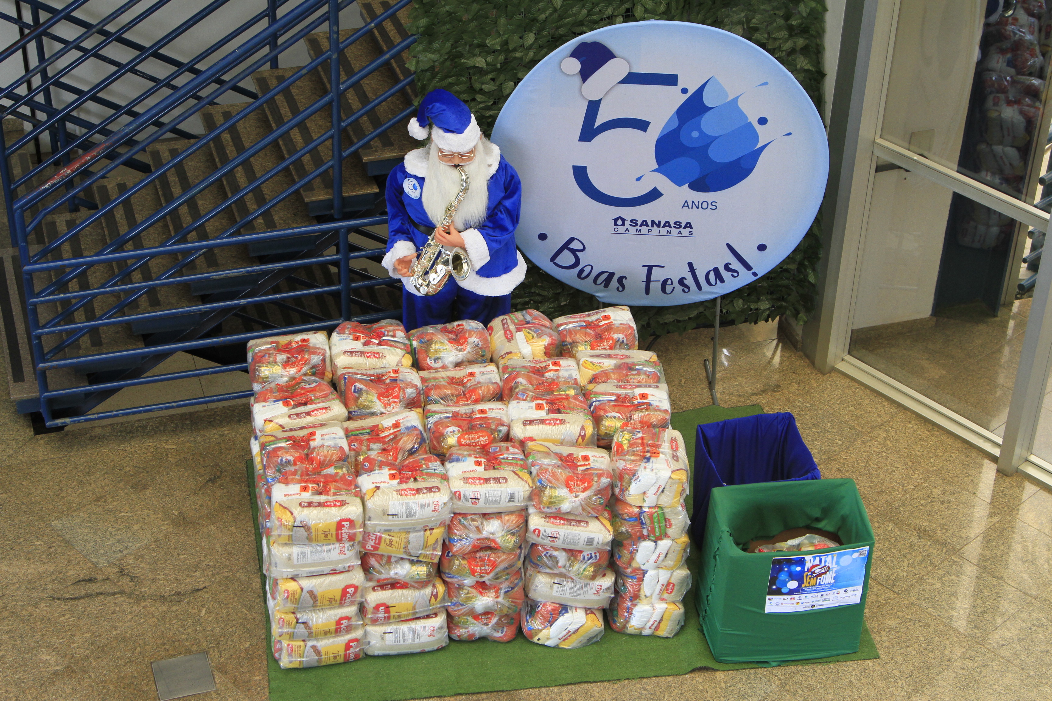 A campanha arrecadou aproximadamente seis toneladas de alimentos para a campanha Natal sem Fome