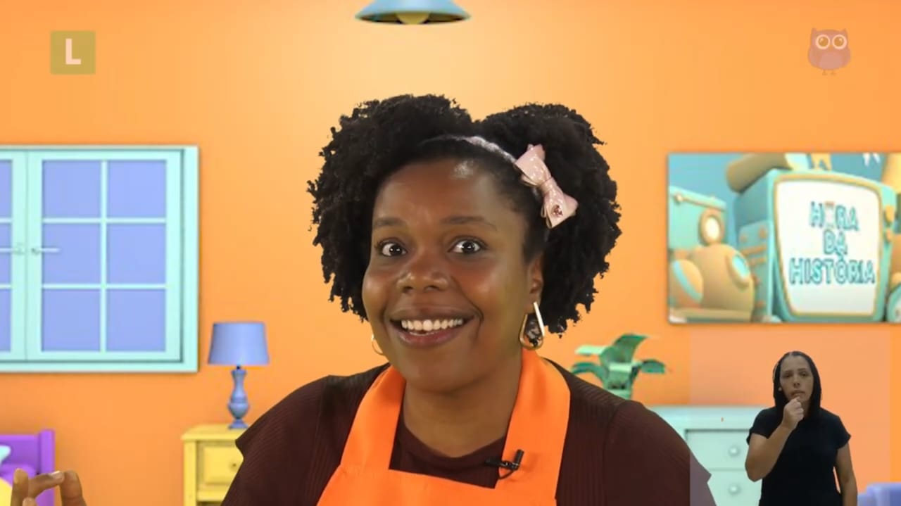 A apresentadora das histórias é a professora da Rede Municipal Ensino,  Beatriz Lourenço (Bia)