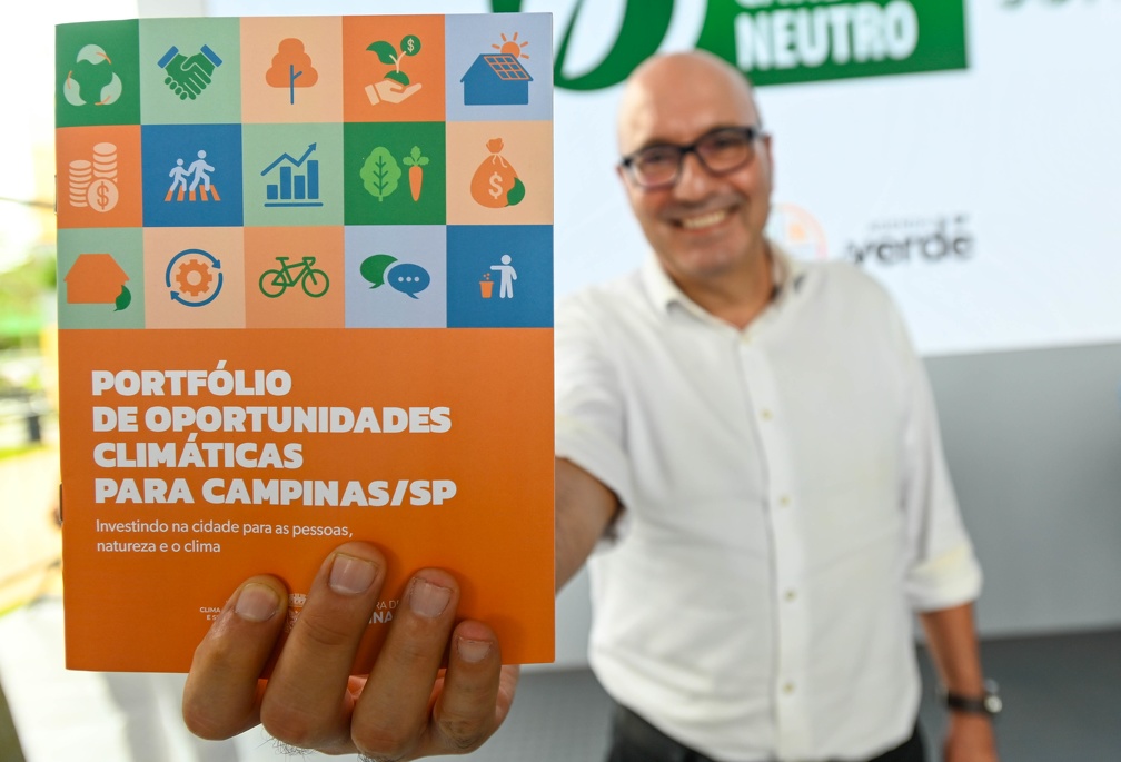 O prefeito Dário Saadi com o Portfólio de Oportunidades Climáticas, que ele apresentou durante evento em São Paulo