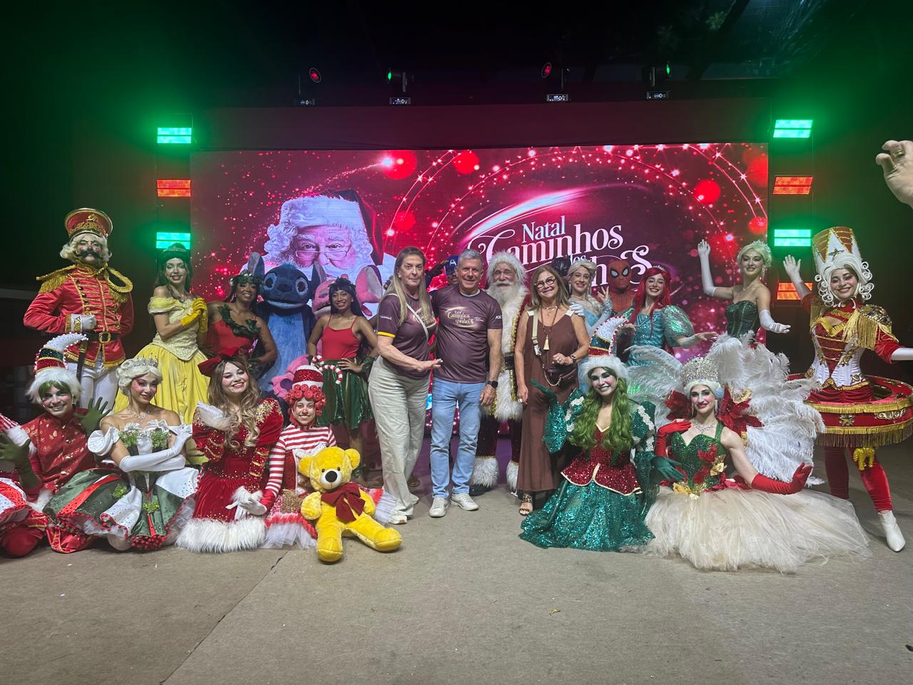 Autoridades e parte do elenco do show: iniciativa leva magia do Natal para os bairros