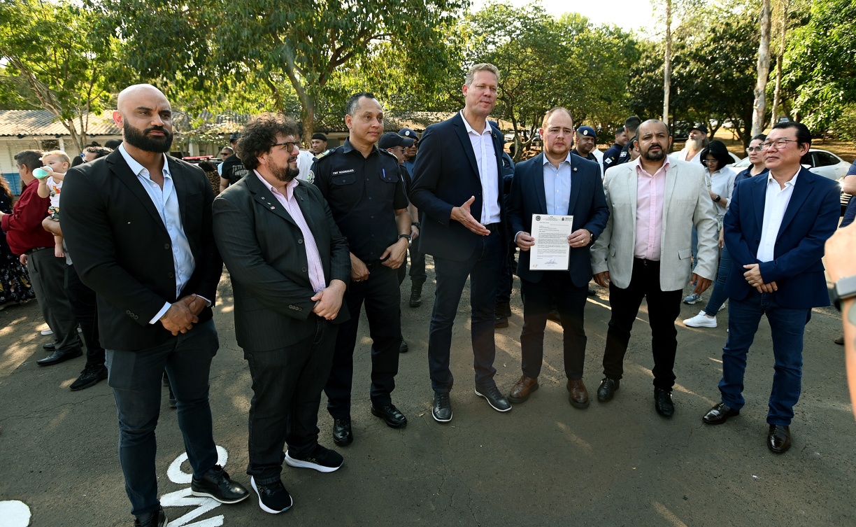 O secretário de Segurança Pública de Campinas, Christiano Biggi (3º da dir. para a esq.), com autoridades no evento de formatura