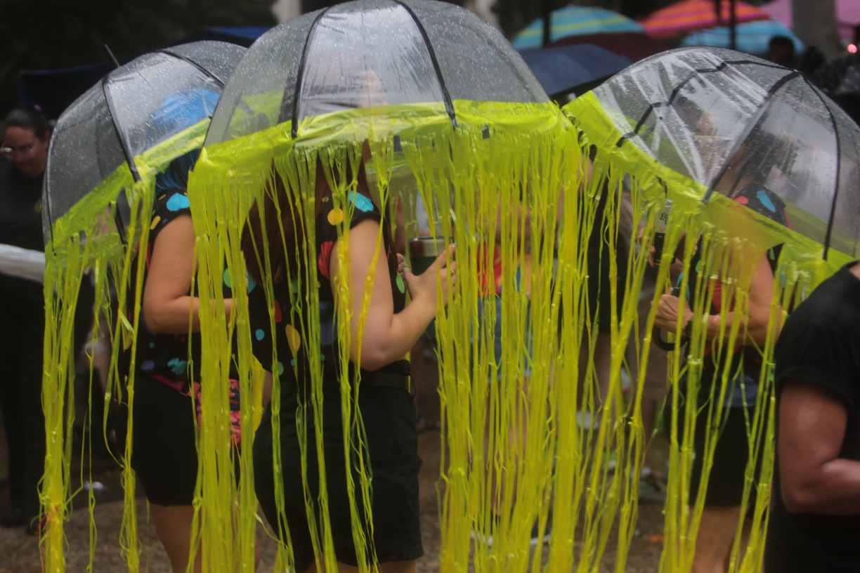 É importante reforçar os cuidados, principalmente em atividades ao ar livre e em locais com grande concentração de público