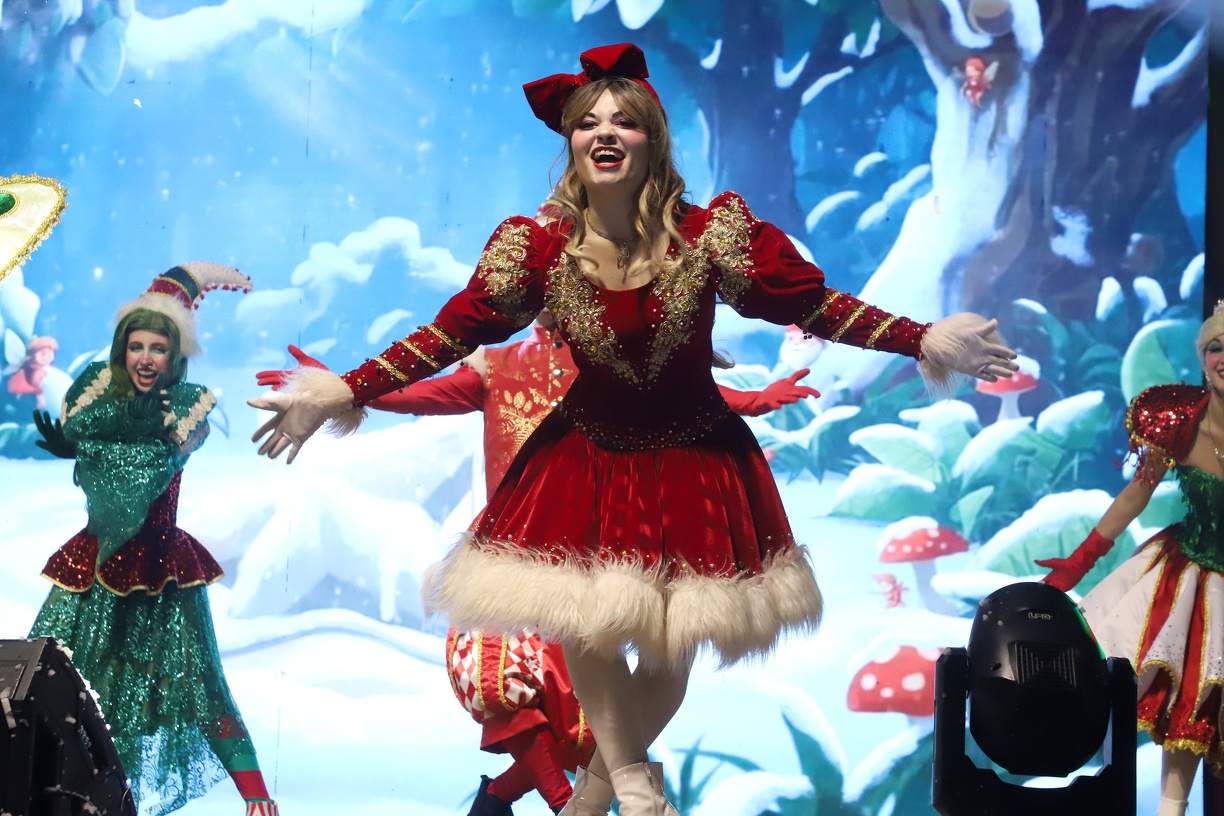 Aproximadamente 18 mil moradores acompanharam os espetáculos, que combinaram músicas natalinas, performances artísticas e cenografia temática