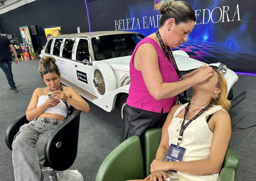 Maquiadores profissionais estiveram a disposição para retocar a maquiagem