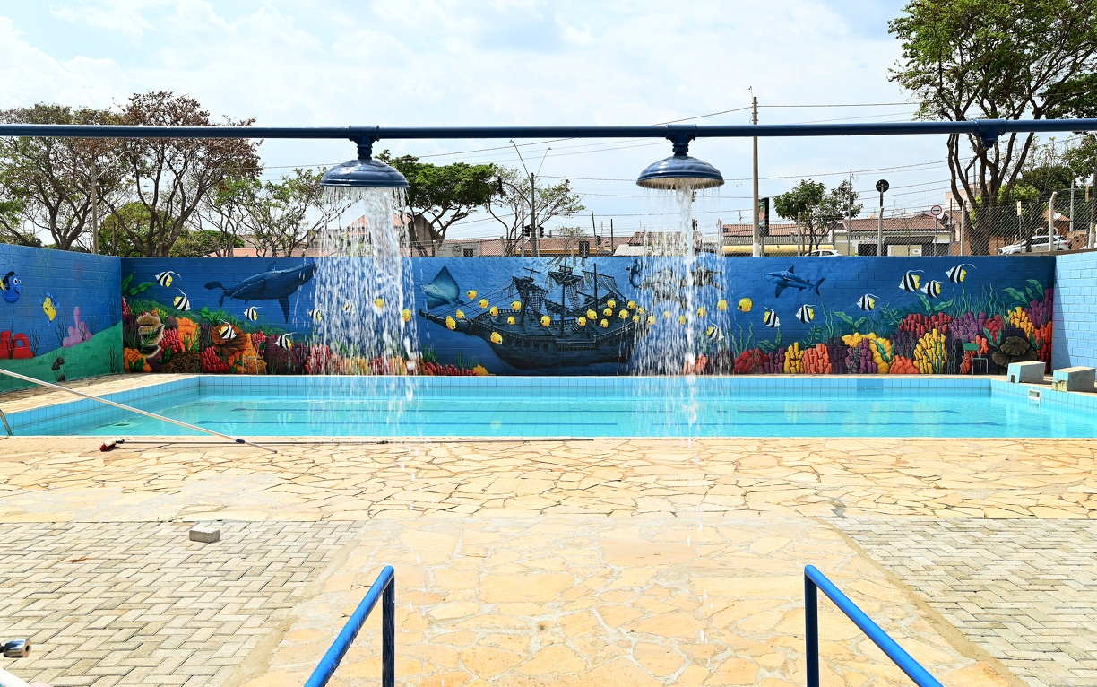 Piscina revitalizada e arte nos muros transformam ambiente de lazer e saúde