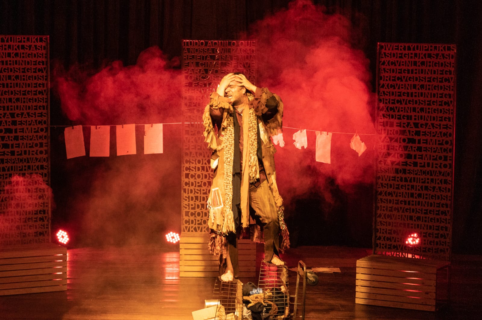 Cena da peça: o texto, assinado por Elias Andreato, é construído a partir de fragmentos de grandes nomes da poesia brasileira e portuguesa