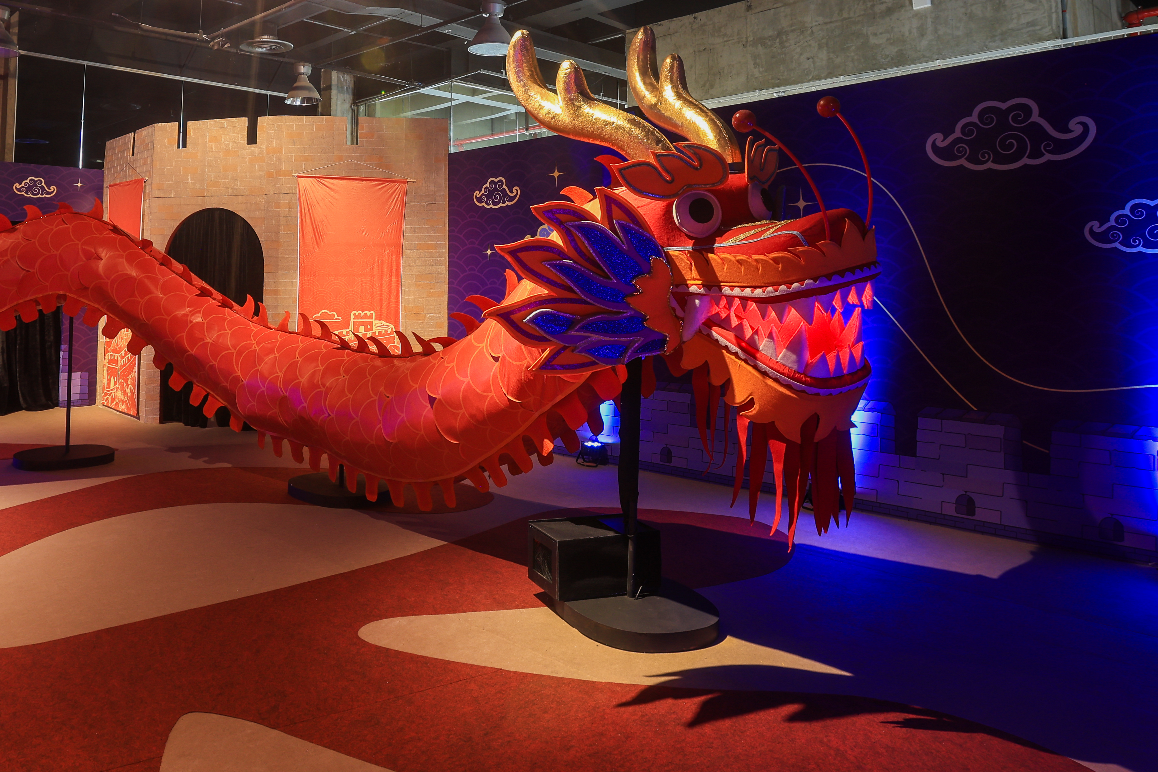 A metáfora do “Dragão de Pedra que Nunca Dorme” é o fio condutor da exposição