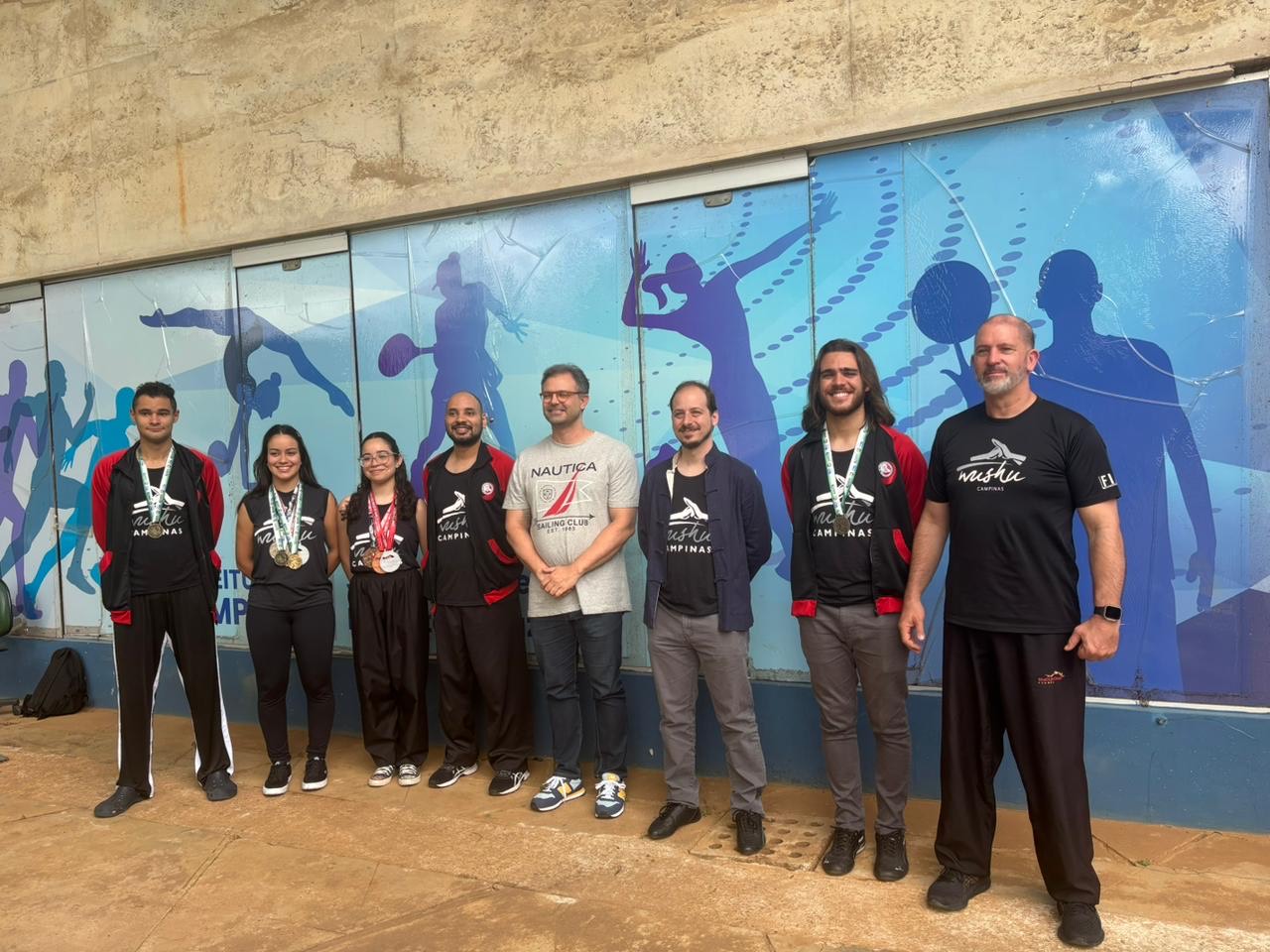 Atletas exibem medalhas recebidas no campeonato 