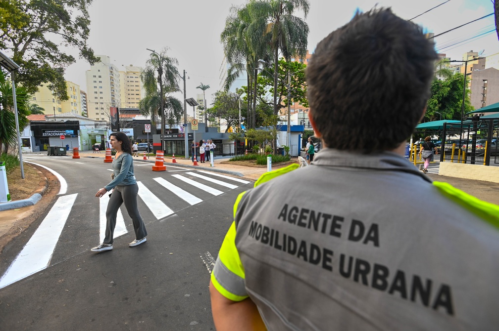 O sistema usa alertas luminosos e feixes de laser visíveis durante o dia e à noite