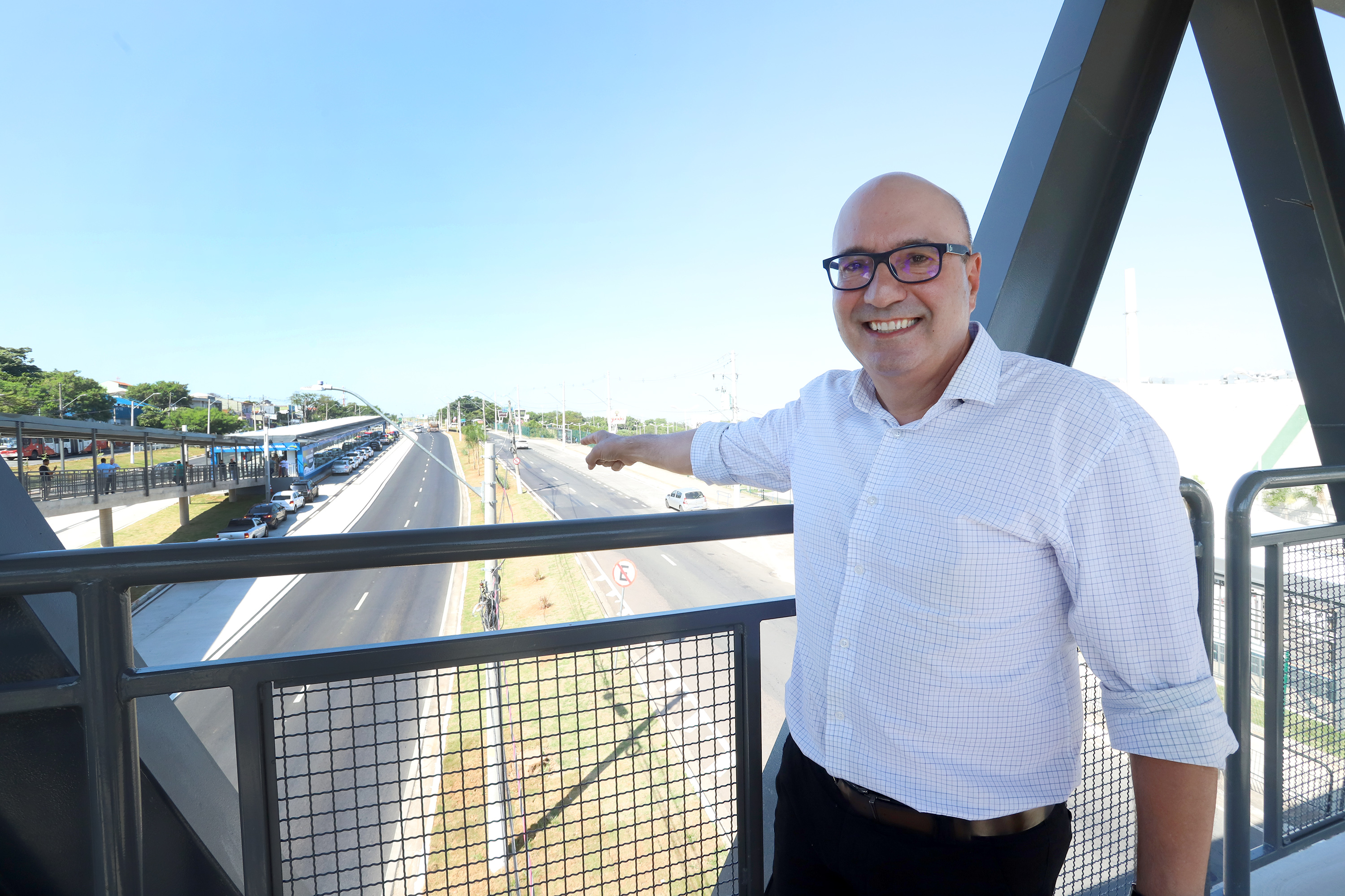 Estação fica no canteiro central da avenida John Boyd Dunlop, na altura do Shopping Parque das Bandeiras, entre as estações Roseira/PUCC e Bandeirantes