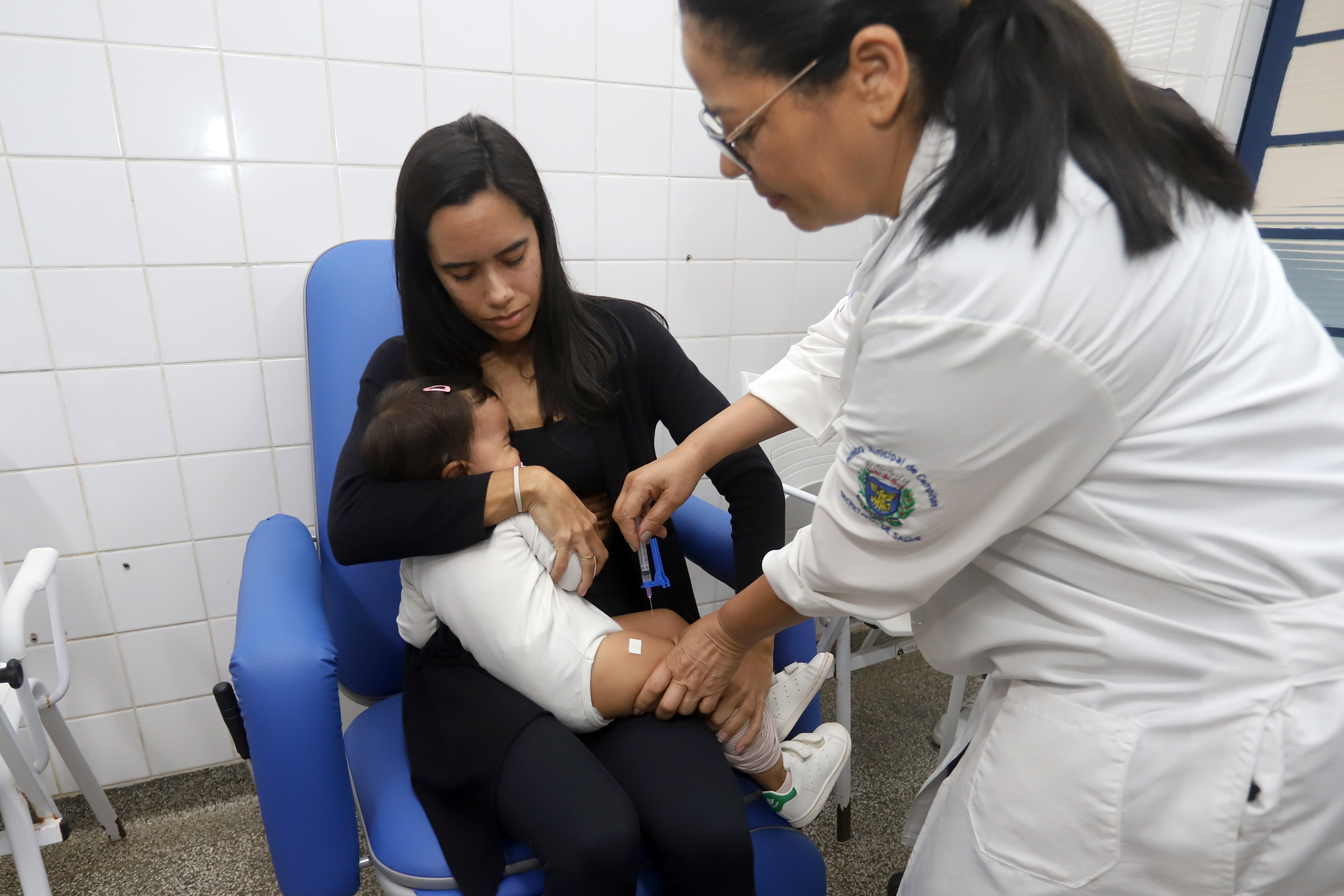 Para receber imunizantes é preciso apresentar documento com foto e caderneta, se tiver