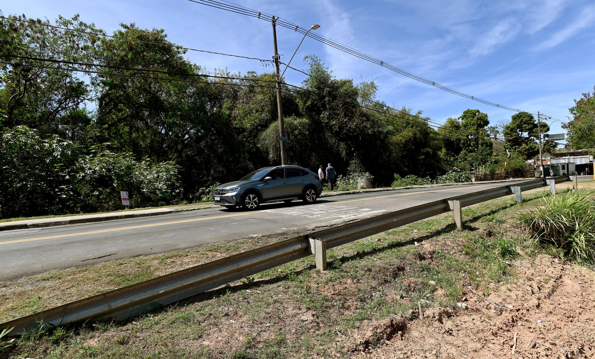 Defensas impedem a queda de pessoas no leito dos rios