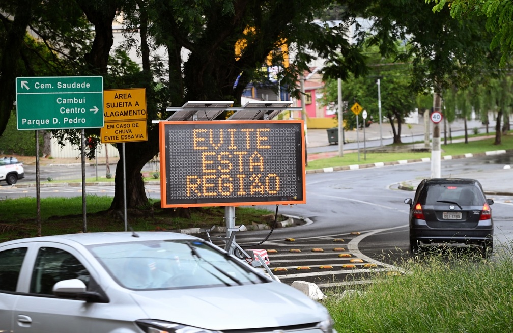 Placas avisam motoristas para evitarem regiões sujeitas a alagamentos