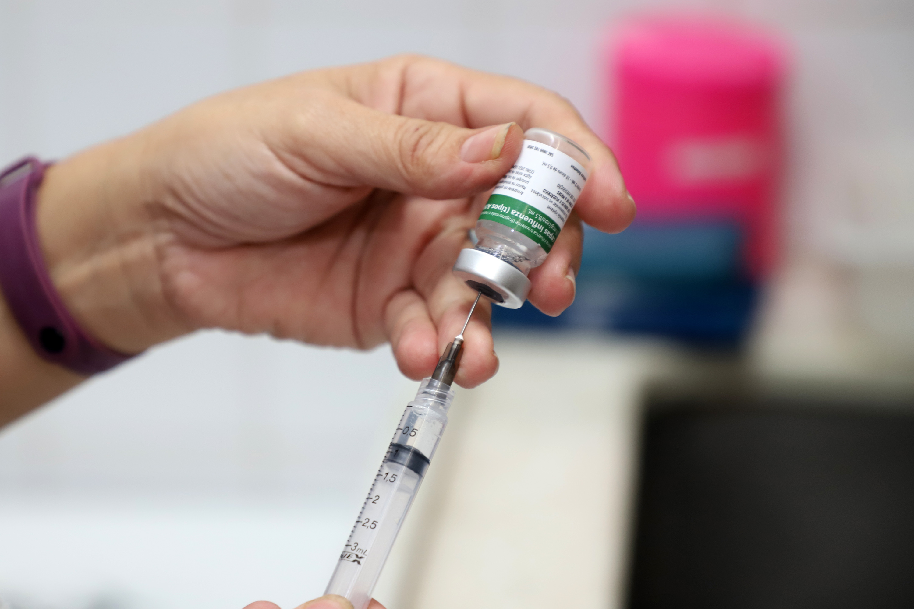 A dose contra gripe passou a fazer parte do Calendário Nacional de Vacinação para crianças de 6 meses a 5 anos, gestantes e idosos.