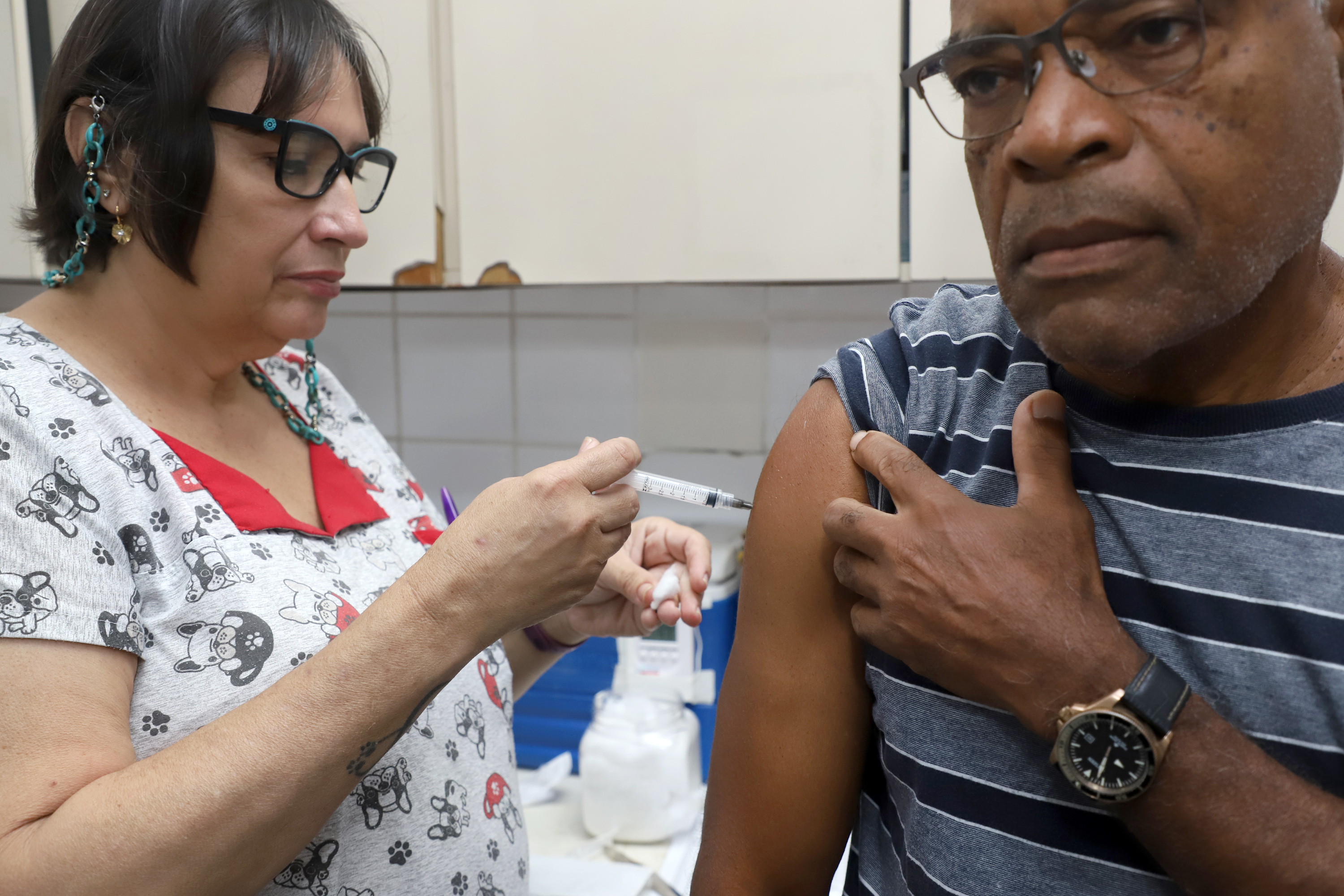 Morador recebe imunizante no Centro de Saúde Ipê