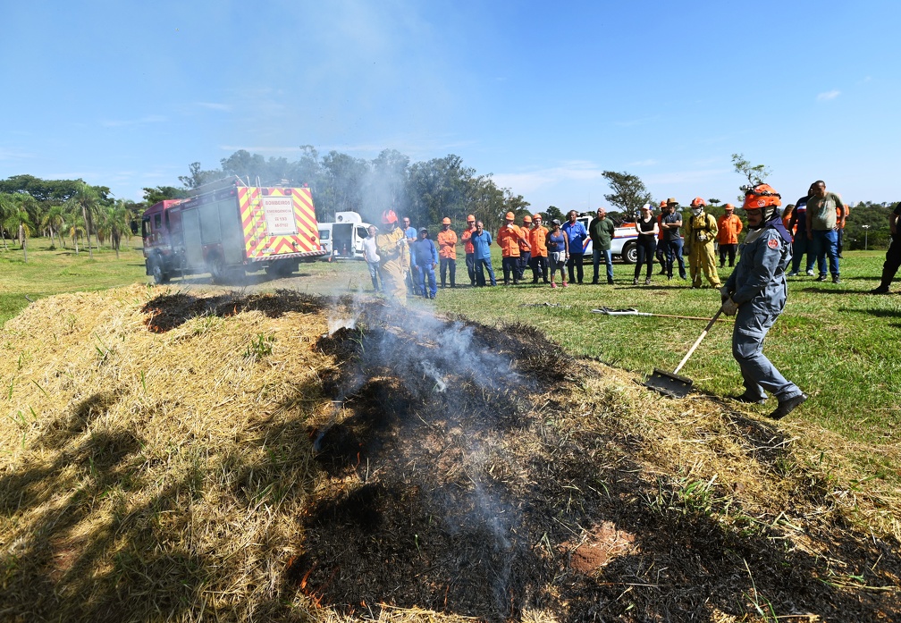 Defesa Civil treina líderes da comunidade para estancar focos de incêndio antes que o fogo se alastre
