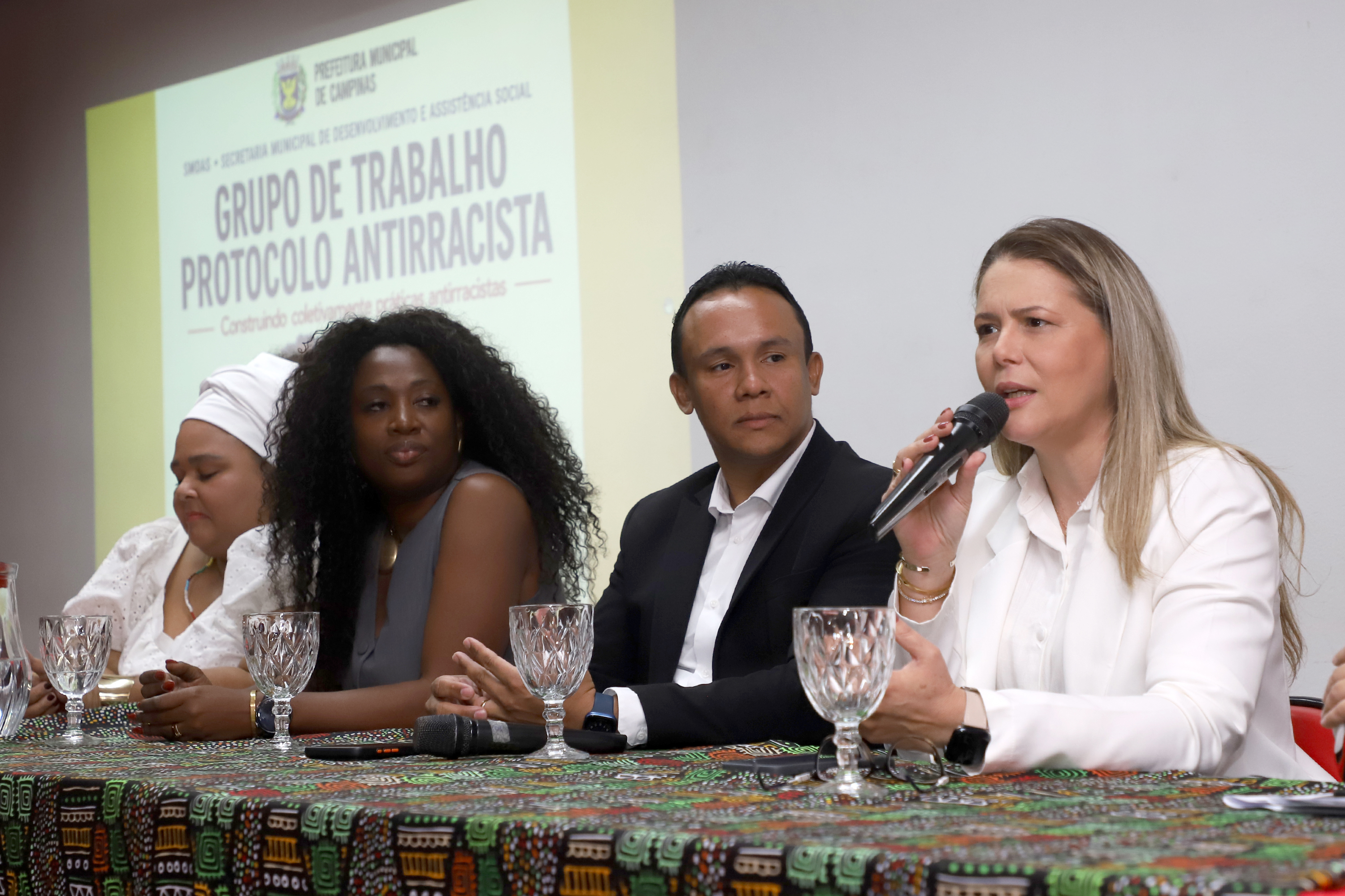 A secretária de Desenvolvimento e Assistência Social, Vandecleya Moro, destacou que a política de assistência social deve atender a todos que dela necessitarem, mas ainda enfrenta barreiras de acesso, e o racismo é uma delas